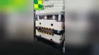 Machine de presse hydraulique pour le gaufrage de la peau de porte en bois